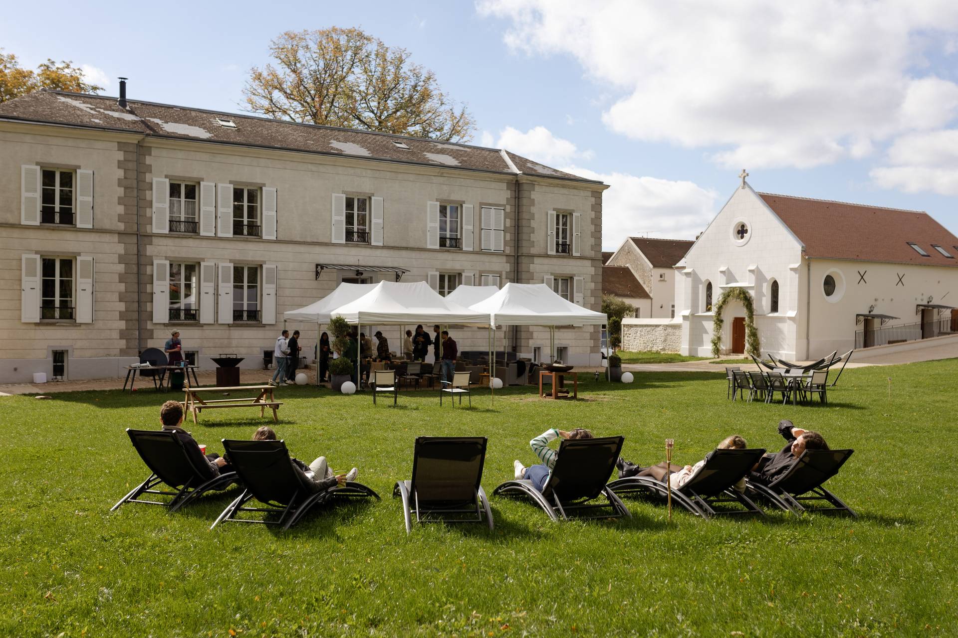 Détente devant le château